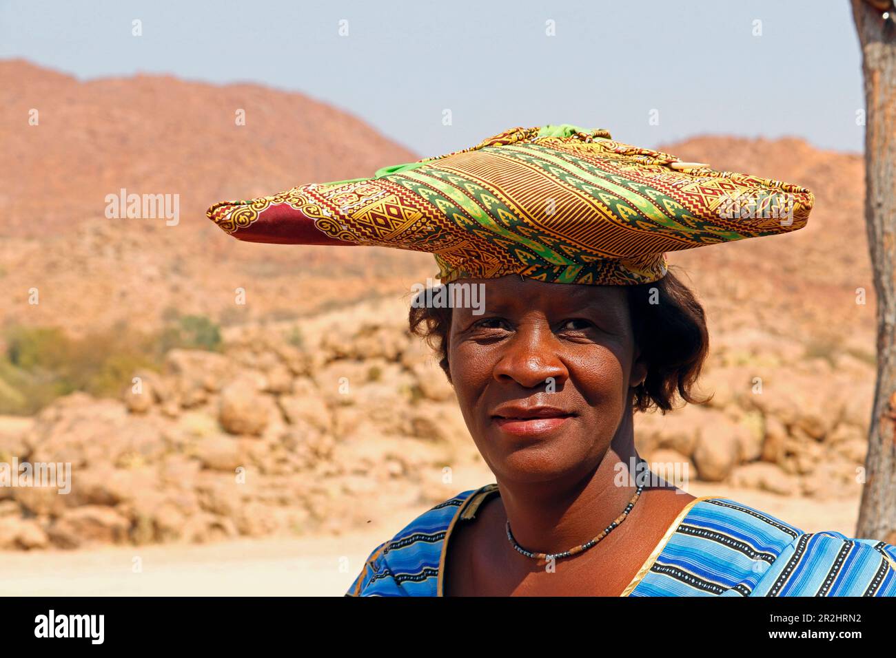 Namibia; Regione di Kunene; Namibia centrale; sul fiume Ugab; donna erica in abito tradizionale con copricapo tipico Foto Stock