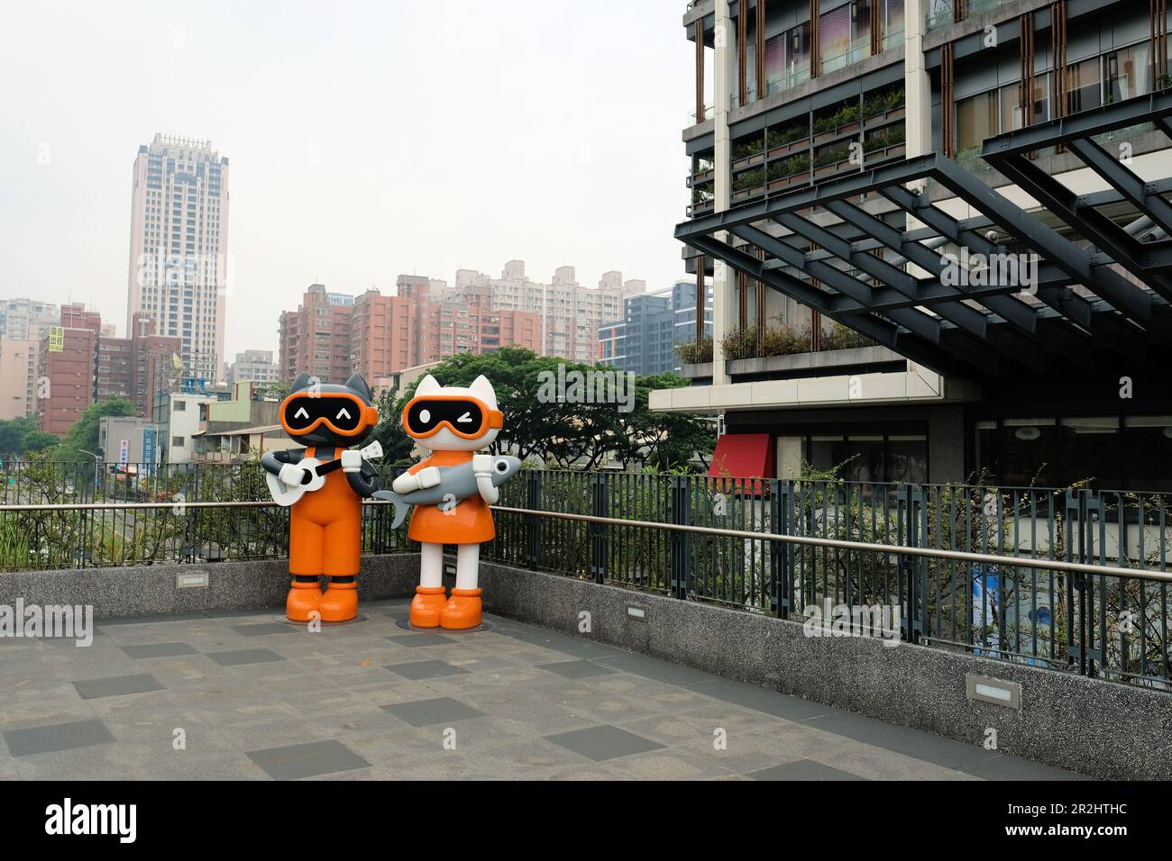Statue di gatti a grandezza naturale al Parco Xingfu o al Parco della felicità, a Kaohsiung, Zuoying District, Taiwan; simpatici gatti cartoni animati che suonano una chitarra e un pesce. Foto Stock