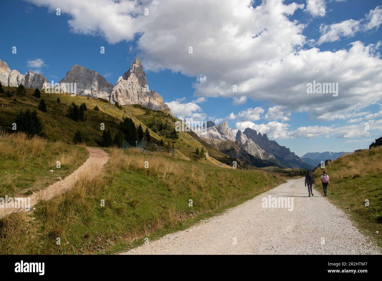Due turisti sul percorso. Gruppo montuoso di San Martino. Passo Rolle, Villaggio di San Martino di Castrozza, Trento, Trentino Alto Adige, Ital Foto Stock