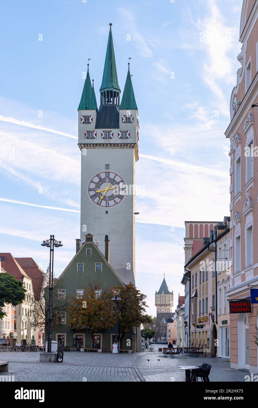 Theresienplatz e Ludwigsplatz con torre della città e vista sulla storica torre dell'acqua di Straubing, nella bassa Baviera, in Germania Foto Stock