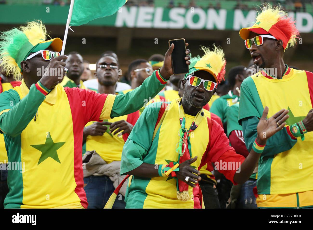 Algeri. 20th maggio, 2023. I tifosi del Senegal si rallegrano per la squadra durante la finale di Coppa delle Nazioni U17 tra Senegal e Marocco al Nelson Mandela Stadium di Algeri, Algeria, 19 maggio 2023. Credit: Notizie dal vivo su Xinhua/Alamy Foto Stock