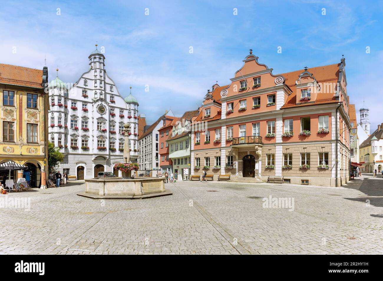 Mercato con la ruota, il municipio e la grande gilda (da sinistra a destra) a Memmingen nel Unterallgäu in Baviera in Germania Foto Stock