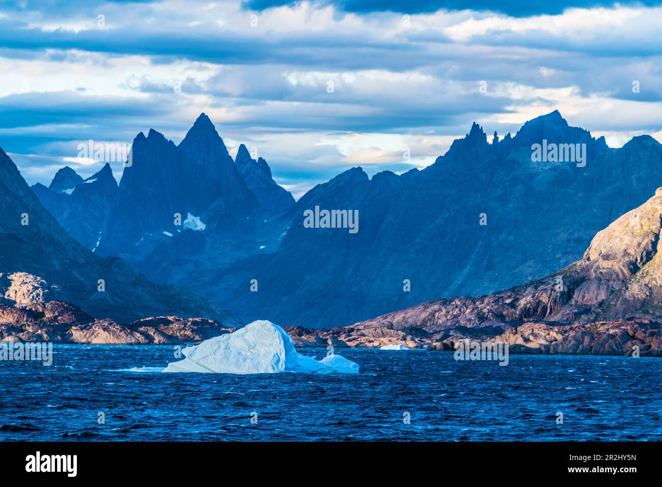 Iceberg al largo della costa meridionale della Groenlandia, Mare di Labrador, Distretto di Qaqortoq, Municipalità di Kujalleq, Groenlandia Foto Stock