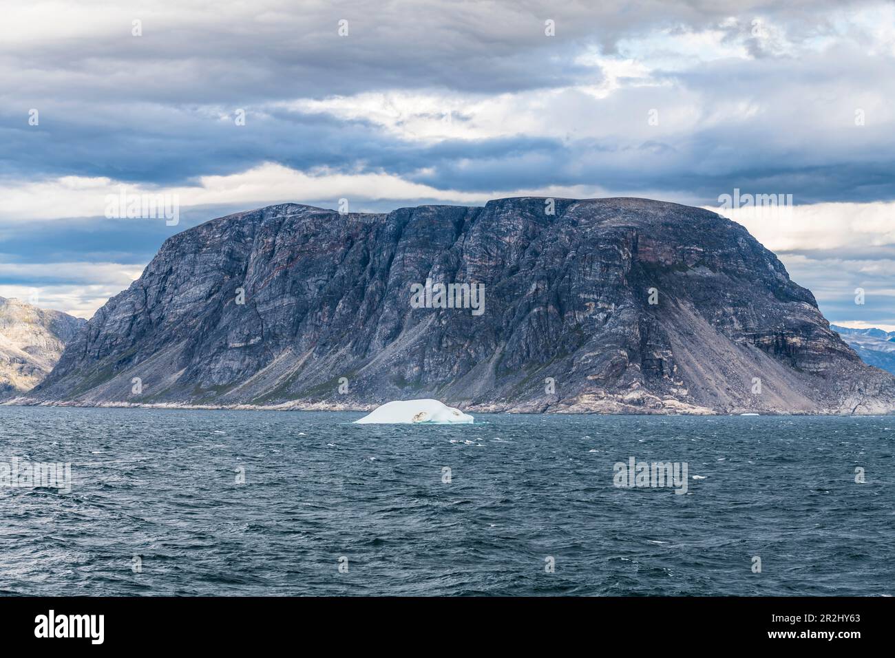 Iceberg al largo della costa meridionale della Groenlandia, Mare di Labrador, Distretto di Qaqortoq, Municipalità di Kujalleq, Groenlandia Foto Stock