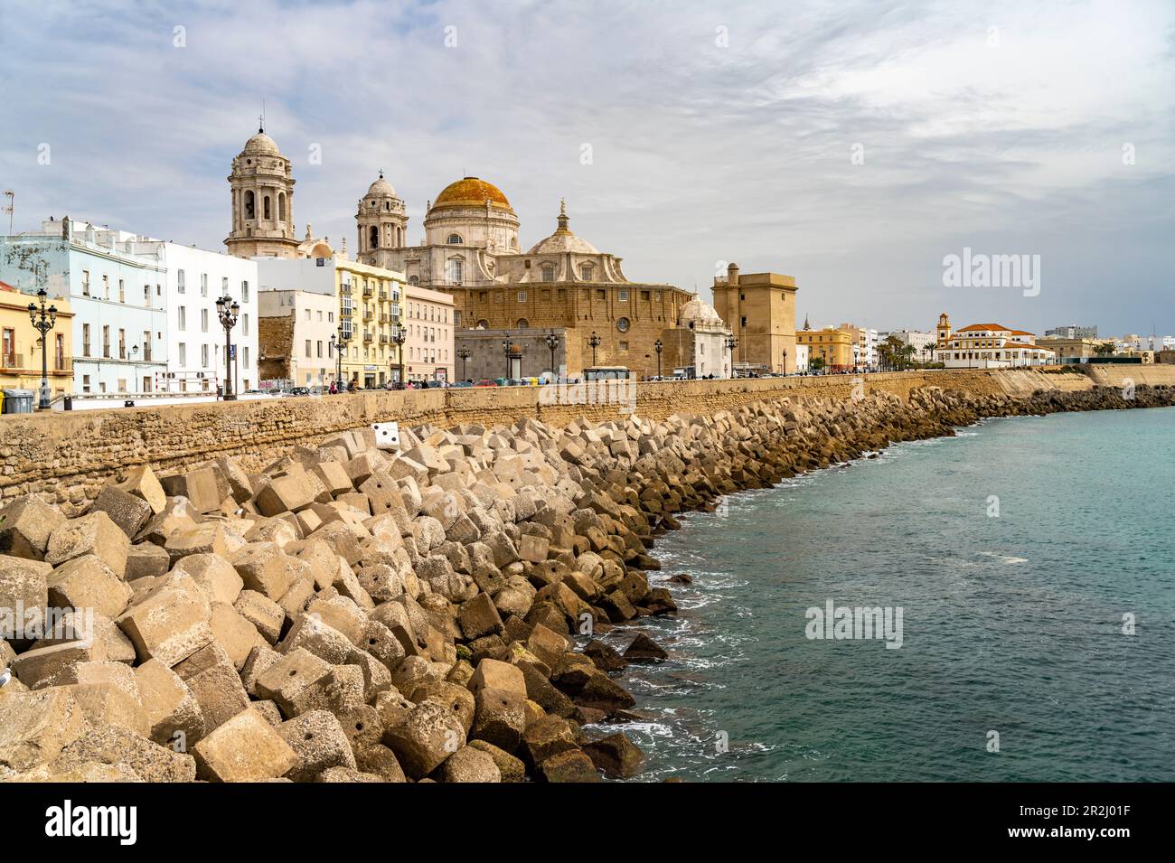 Il lungomare e la cattedrale di Cadice, Andalusia, Spagna Foto Stock