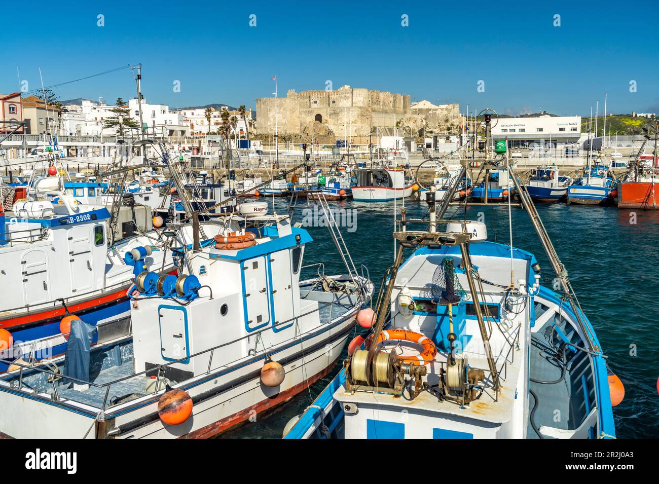 Porto e Castello di Guzmán a Tarifa, Andalusia, Spagna Foto Stock