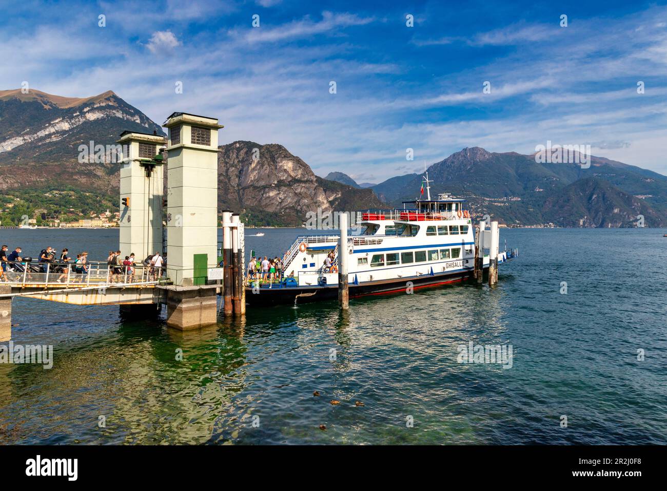 I turisti salendo in traghetto, Bellagio, Lago di Como, Lombardia, Italia. Foto Stock