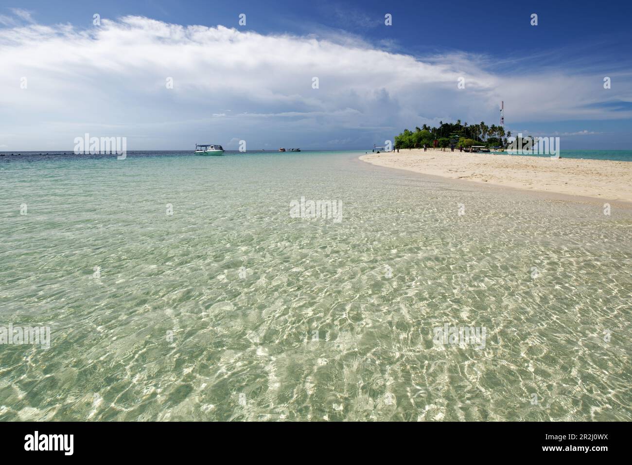 Spiaggia da sogno nel mare di Sulawesi, Semporna, Borneo, Sabah, Malesia. Foto Stock