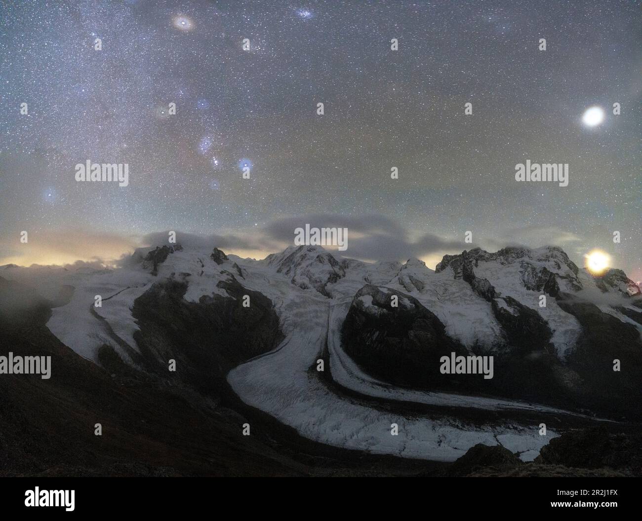 Panoramica del maestoso ghiacciaio del Monte Rosa sotto le stelle luminose di notte, Gornergrat, Zermatt, cantone del Vallese, Svizzera, Europa Foto Stock