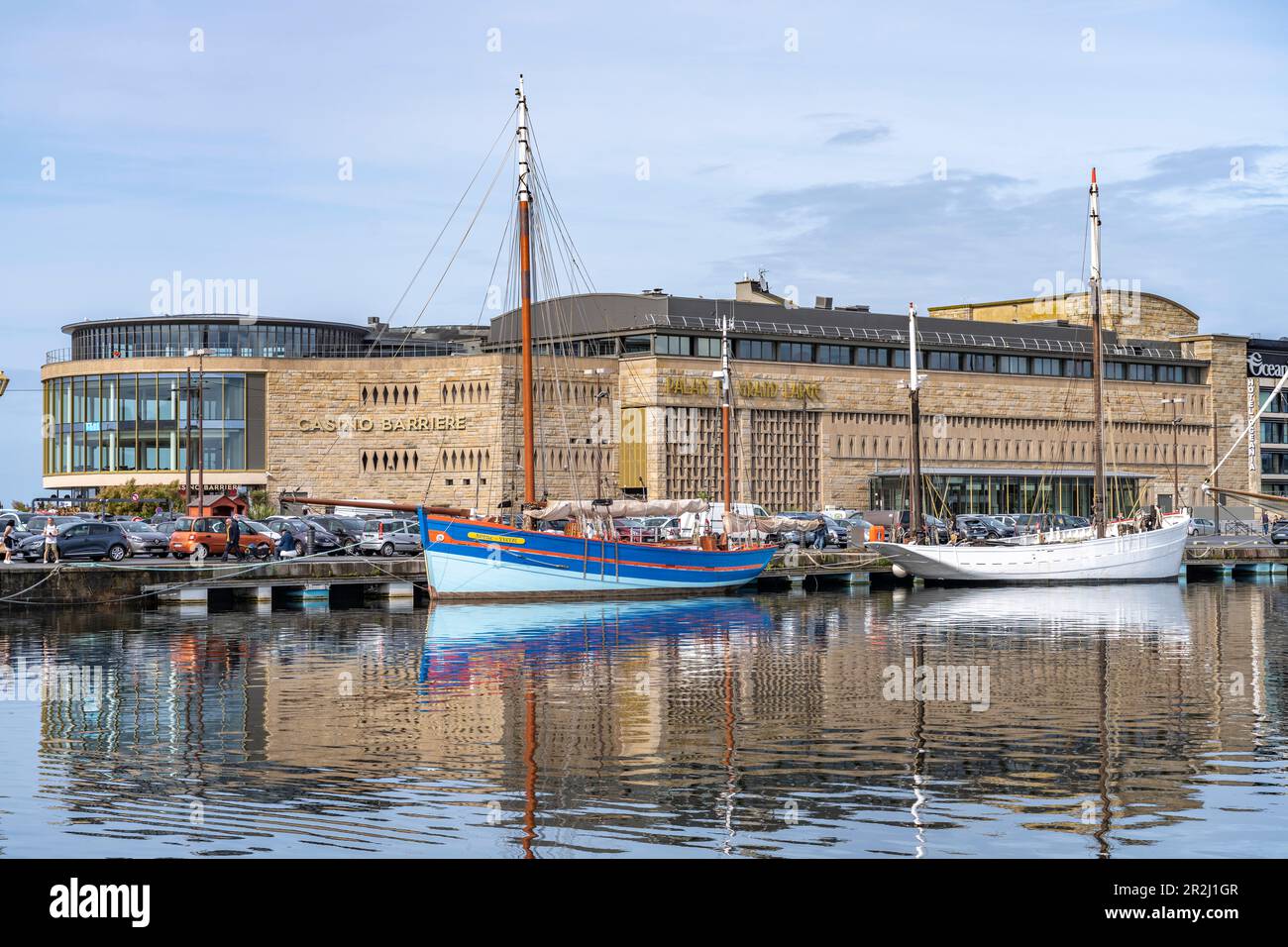 Barche a vela nel porto e il Casinò barriere, Saint Malo, Bretagna, Francia Foto Stock