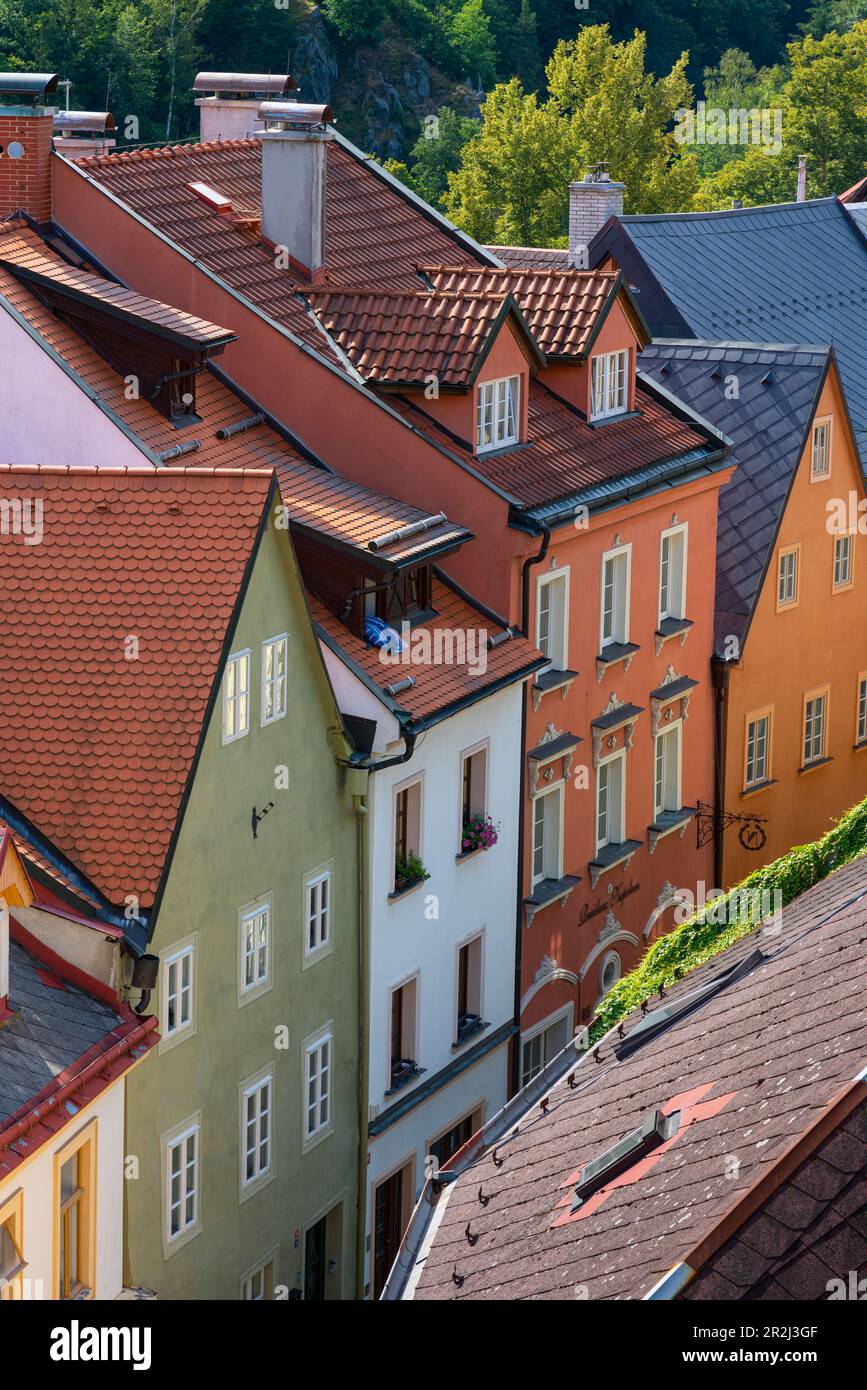 Vista elevata delle case nel centro della città, Loket, Sokolov District, Karlovy Vary Region, Boemia, Repubblica Ceca (Czechia), Europa Foto Stock