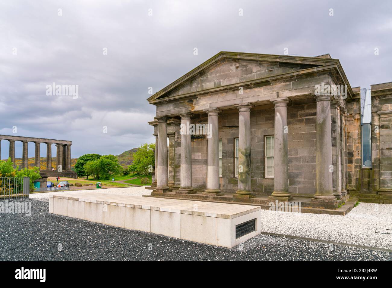Osservatorio collettivo della città con il Monumento Nazionale della Scozia sullo sfondo, Calton Hill, patrimonio dell'umanità dell'UNESCO, Edimburgo, Scozia Foto Stock