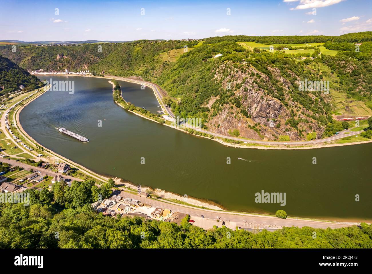 La suggestiva roccia d'ardesia Loreley vicino a Sankt Goarshausen e il Reno dall'aria, l'alta valle del Reno medio, patrimonio mondiale dell'umanità, Renania-Palatinato, Ger Foto Stock