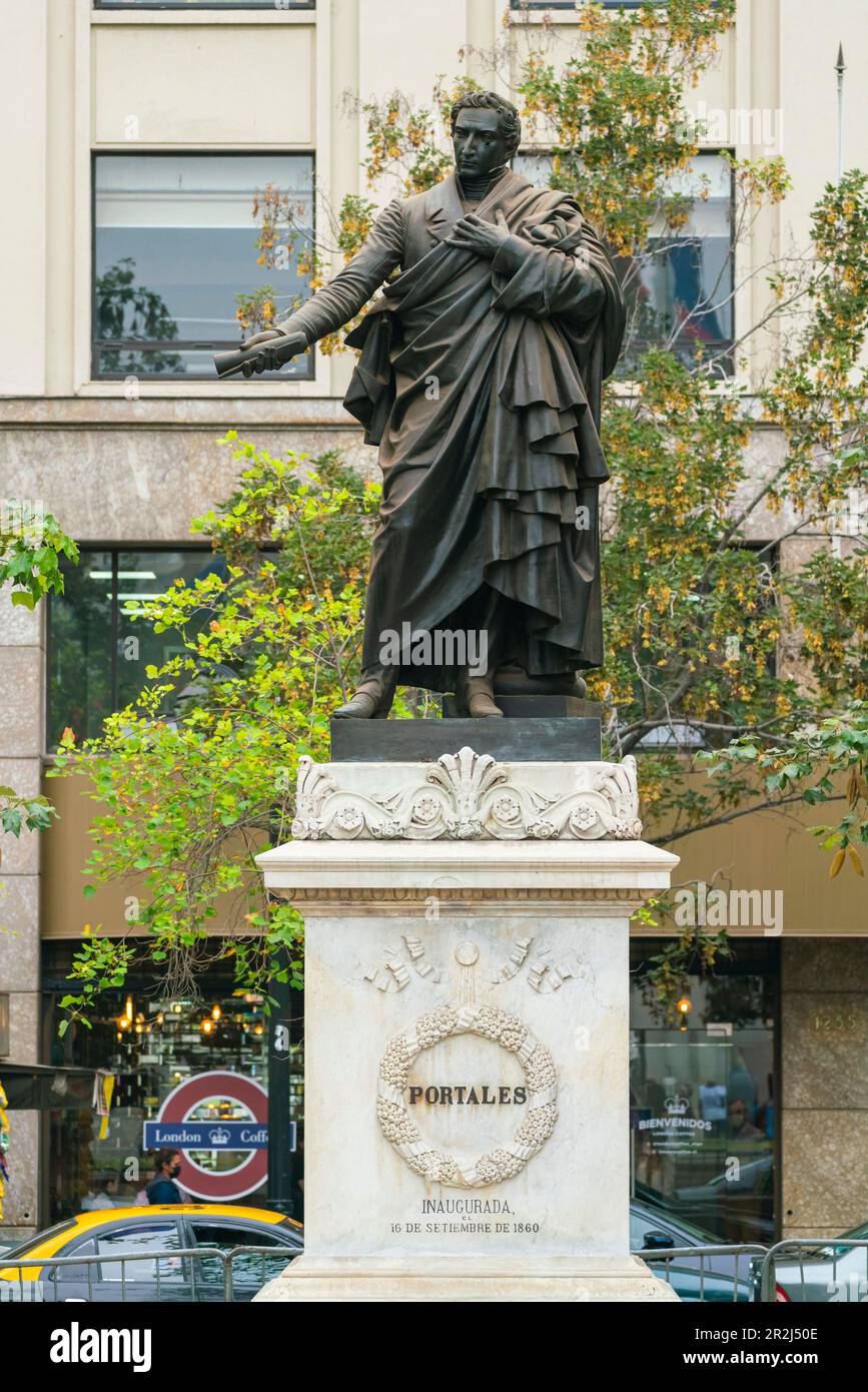 Statua dello statista cileno Diego Portales a Plaza de la Constitucion di fronte al palazzo la Moneda, Santiago, Regione Metropolitana di Santiago, Cile Foto Stock
