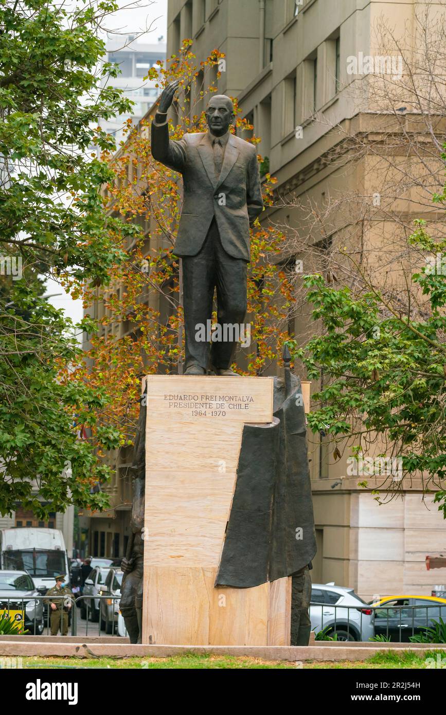 Statua del presidente cileno Eduardo Frei Montalva in Plaza de la Constitucion di fronte al palazzo la Moneda, Santiago, Regione Metropolitana di Santiago Foto Stock