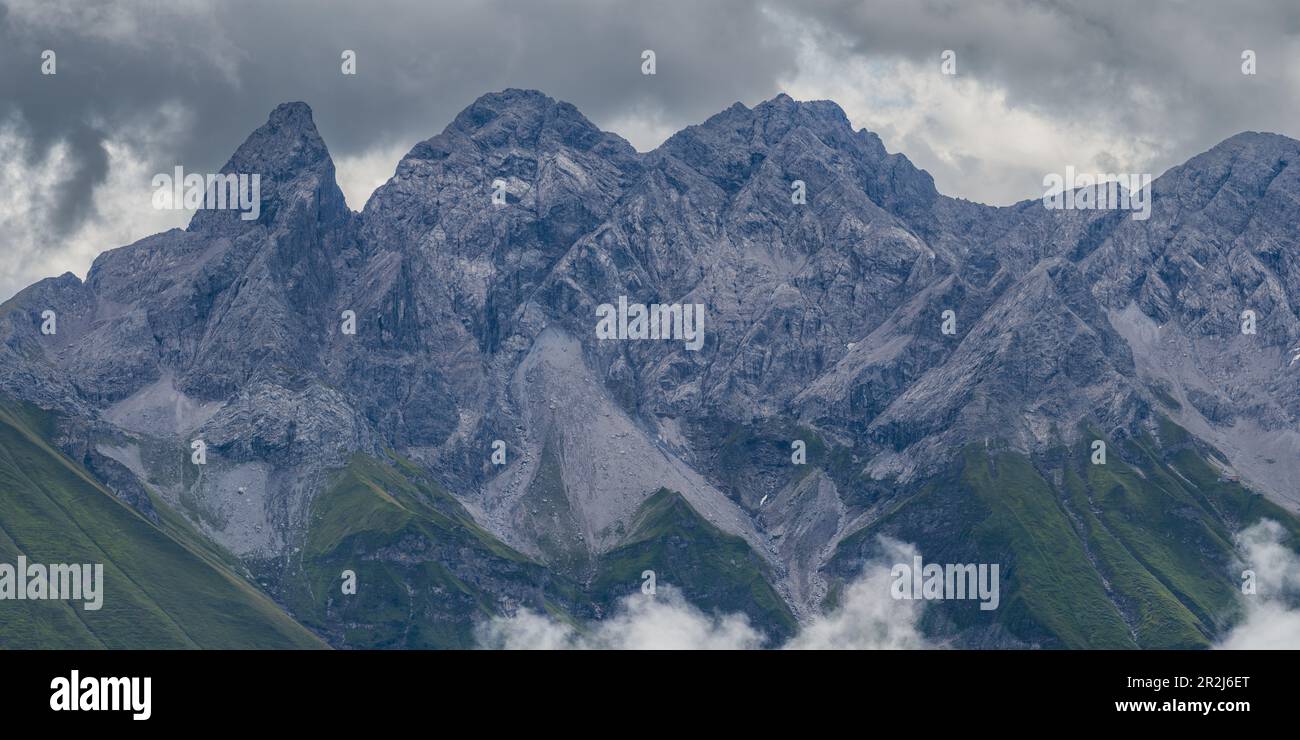 Panorama montano con Tretachspitze, 2595m, Mädelegabel, 2645m, Hochfrottspitze, 2649m, e Bockkarkopf, 2609m, cresta principale di Allgäu, Alpi di Allgäu, Allg Foto Stock