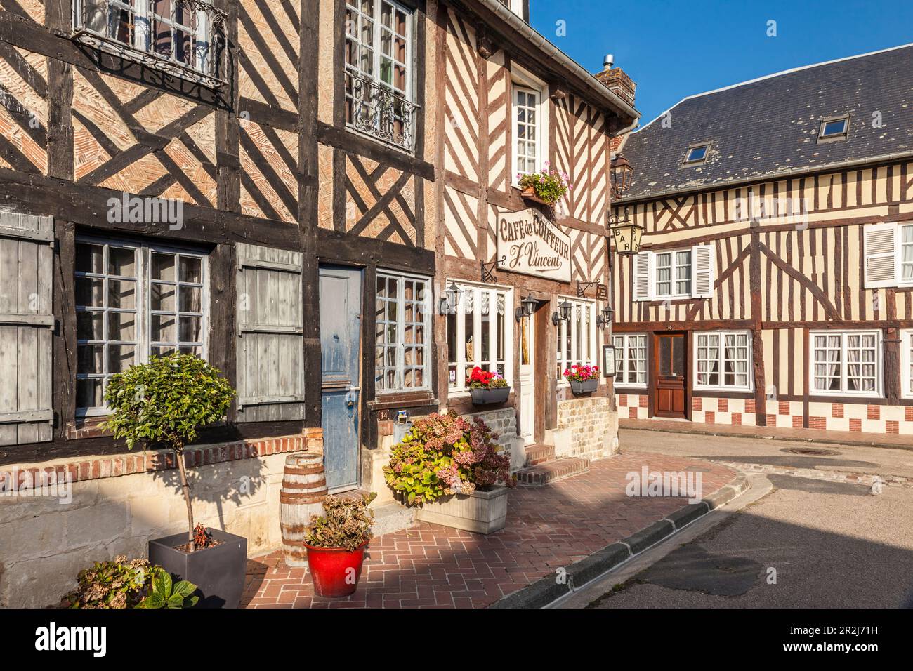 Case storiche a graticcio nel centro storico di Beuvron-en-Auge, Calvados, Normandia, Francia Foto Stock