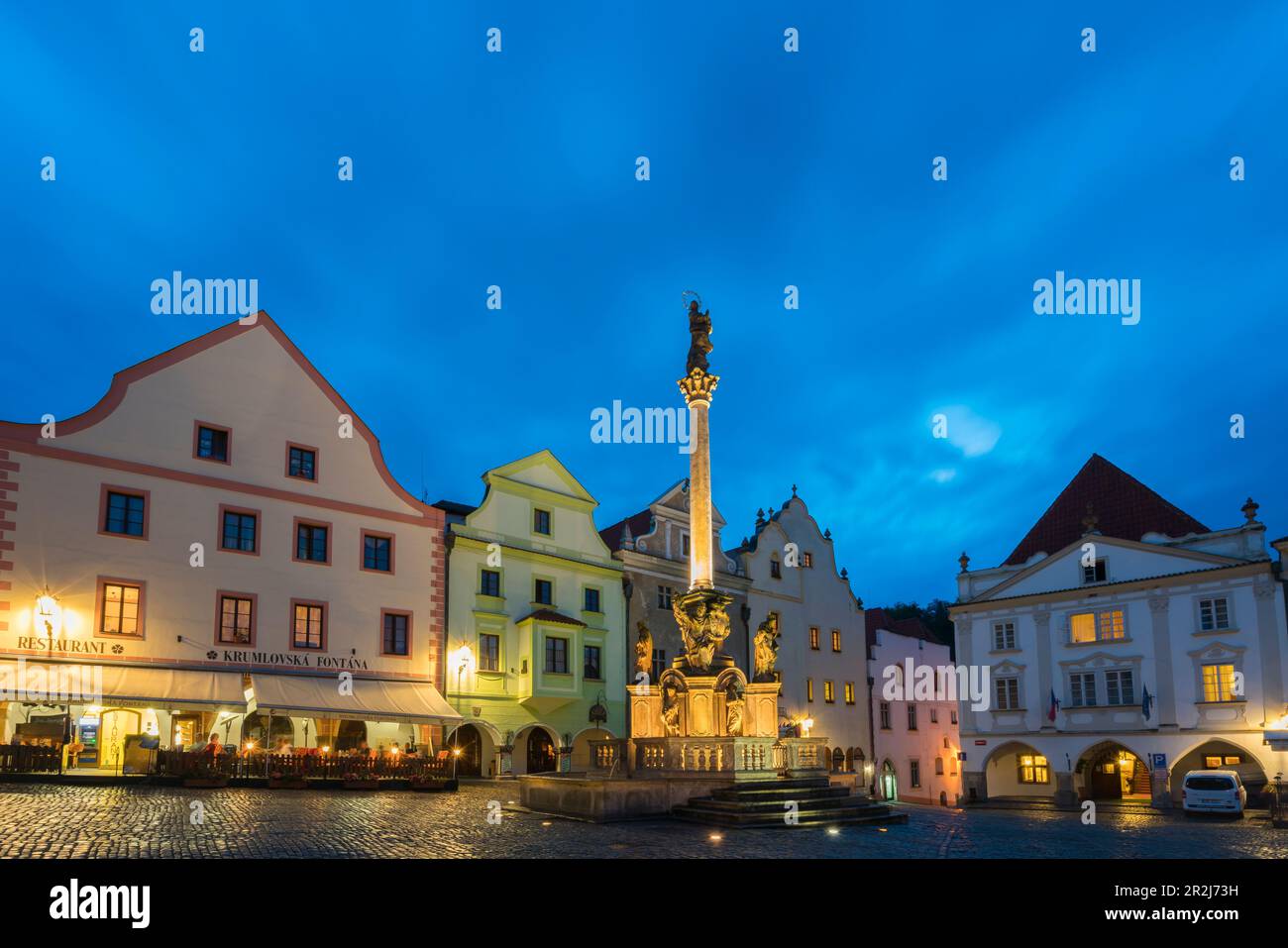 Fontana e colonna di peste e case tradizionali con timpani sullo sfondo al crepuscolo, Piazza Namesti Svornosti nel centro storico, UNESCO Foto Stock