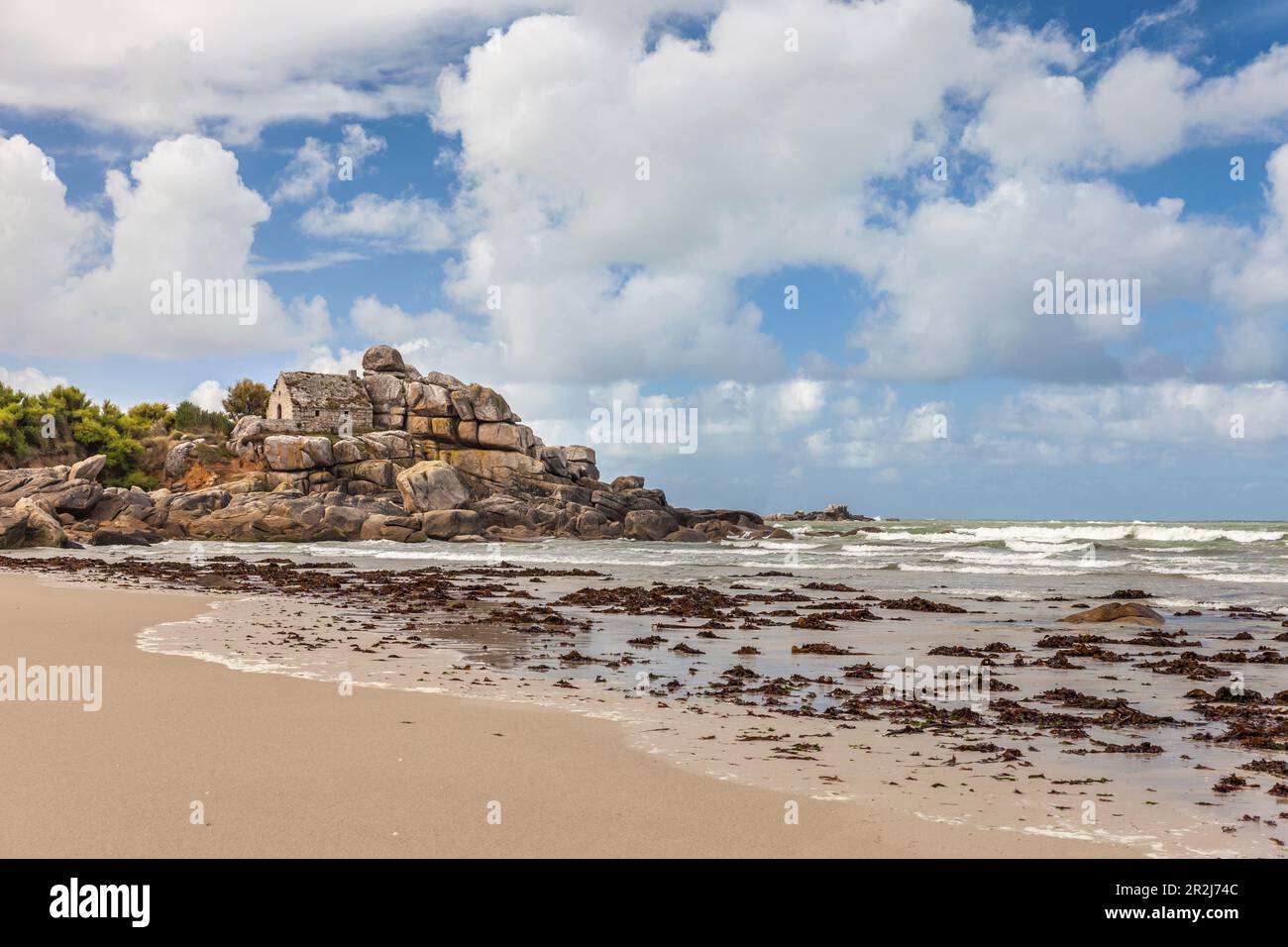 Vecchia casa di dogana sulla spiaggia a Kerfissien, Finistère, Bretagna, Francia Foto Stock