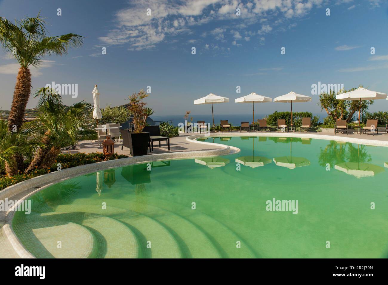 Piscina con ombrelloni e lettini a Forio, Isola d'Ischia, Golfo di Napoli,  Campania, Italia Foto stock - Alamy