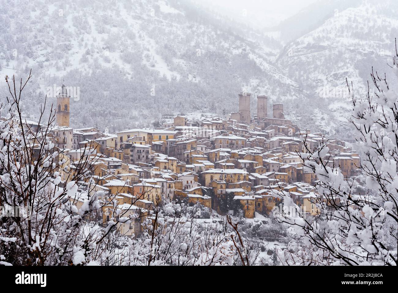 Vista del paese e del castello di Pacentro in forte nevicata, Parco Nazionale della Maiella, provincia dell'Aquila, Abruzzo, Italia, Europa Foto Stock