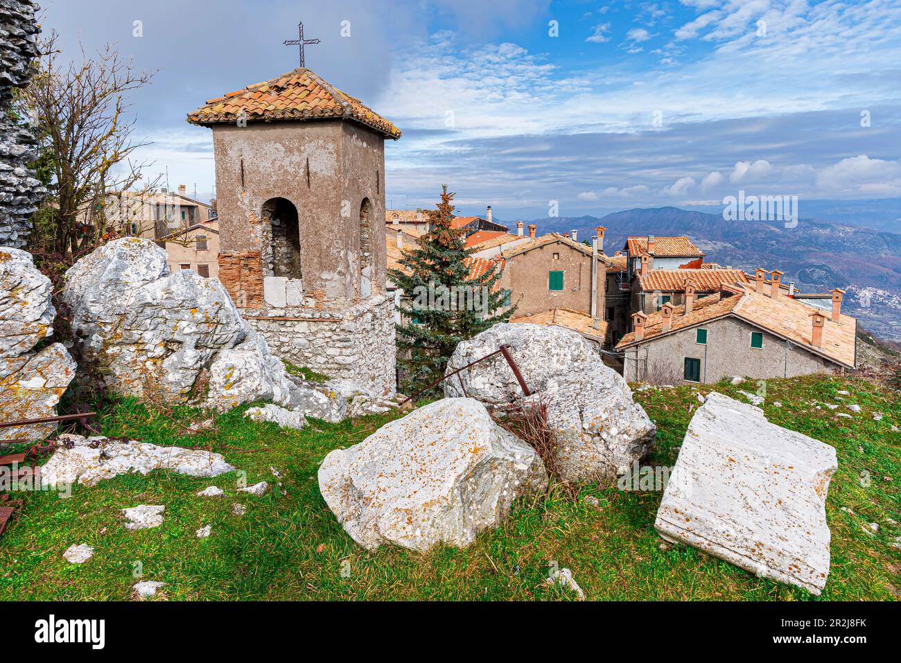 Antico borgo montano italiano con campanile in primo piano, Guadagnolo, comune di Capranica Prenestina, Monti Prenestini Foto Stock