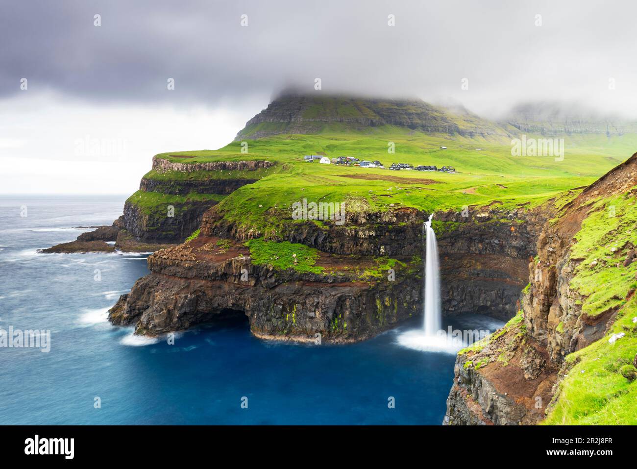 La cascata iconica di Mulafossur, Gasadalur, Vagar, isole Faroe, Danimarca, Nord Europa, Europa Foto Stock