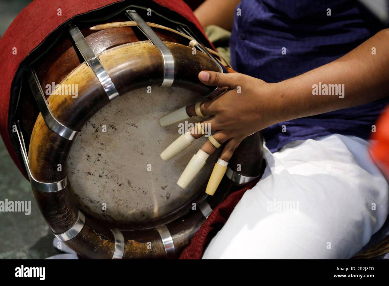 Sri Krishnan Hindu Temple, musicista che suona un Thawil, un tradizionale tamburo indiano, cerimonia indù, Singapore, Asia sudorientale, Asia Foto Stock