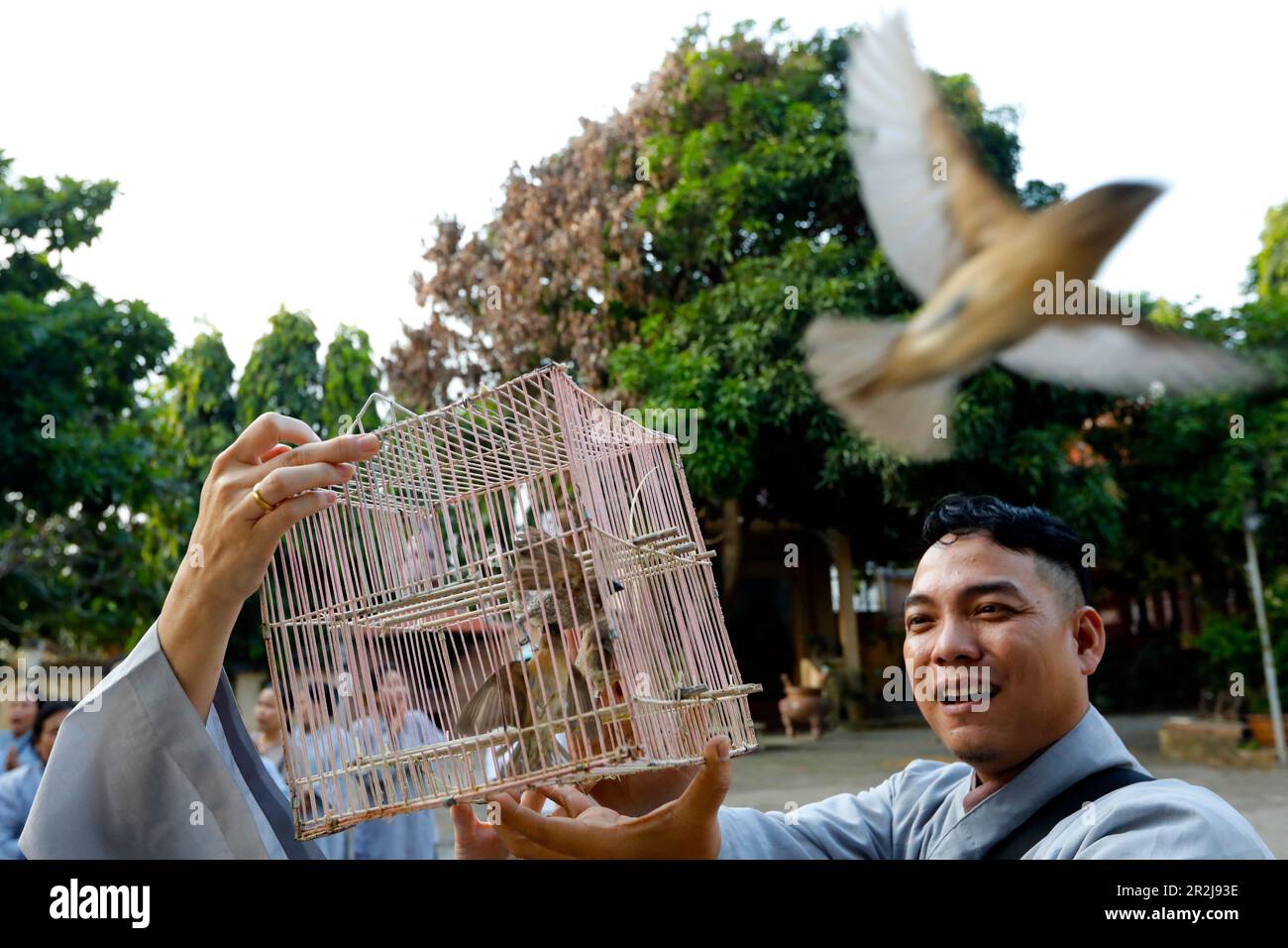 Tempio di Quan am Bo Tat, cerimonia buddista di liberazione di uccelli nel selvaggio per aiutare un individuo ad accumulare merito, Vung Tau, Vietnam, Indocina Foto Stock