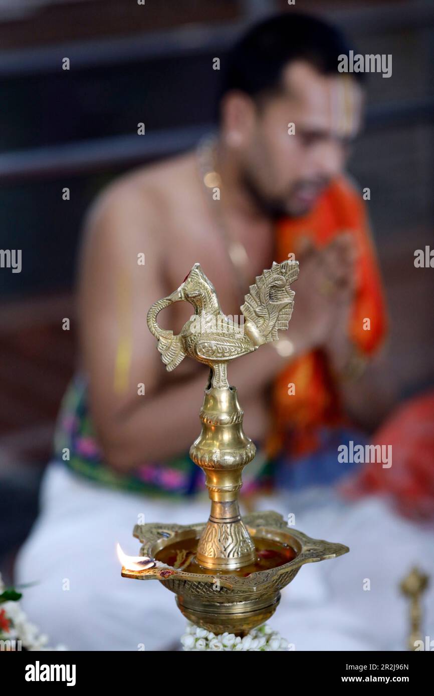 Sri Srinivasa Perumal Hindu Temple, sacerdote indù (Brahmin) che esegue cerimonia e rituali di puja, lampada a olio, Singapore, Asia sudorientale, Asia Foto Stock