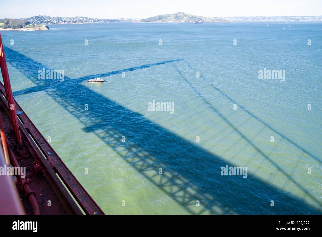 Vista dall'iconico ponte Golden Gate sull'acqua. Foto Stock