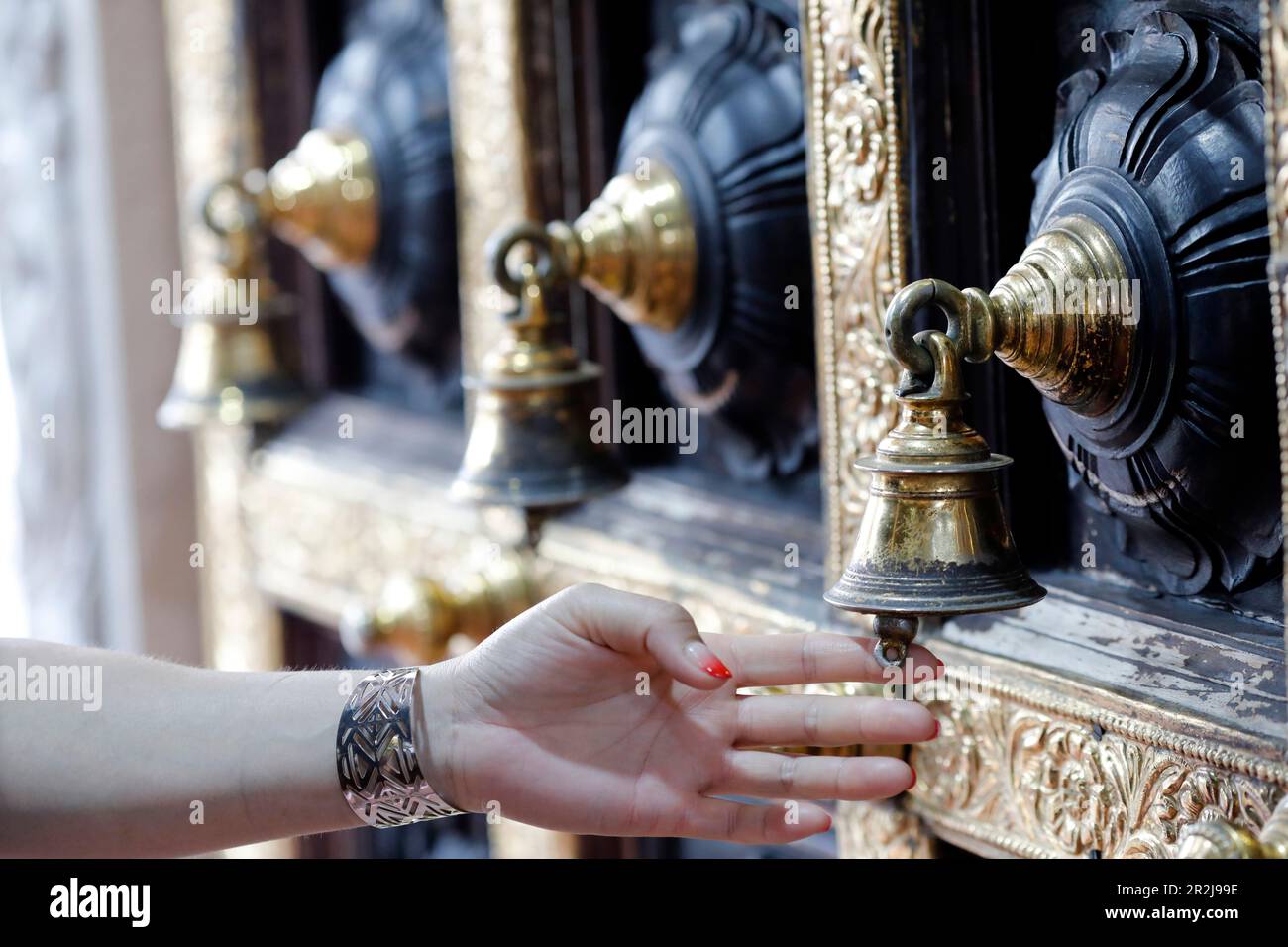 Sri Veeramakaliamman tempio indù, porta del tempio con campane, Singapore, Sud-est asiatico Foto Stock