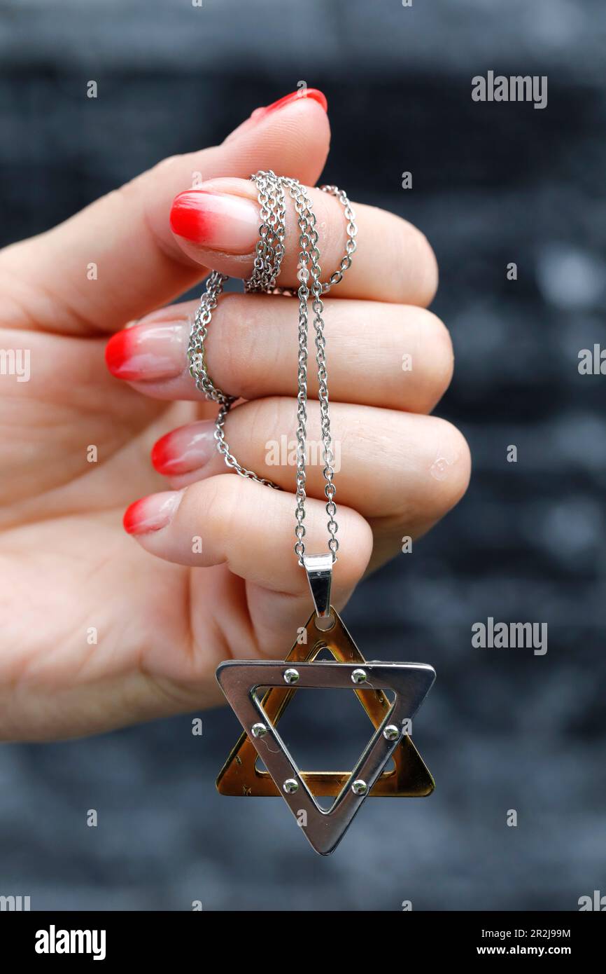 Primo piano sulle mani di una donna con un pendente Star of David (Stella Ebraica), Vietnam, Indocina, Asia sudorientale, Asia Foto Stock