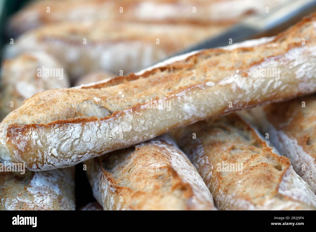 Pane appena sfornato in un forno tradizionale francese, Francia, Europa Foto Stock