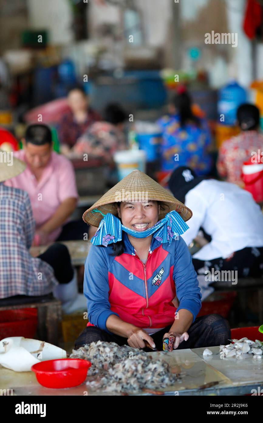Donna al lavoro in una piccola fabbrica di pesce, preparazione di filetti di pesce, Vung Tau, Vietnam, Indochina, Sud-Est asiatico, Asia Foto Stock