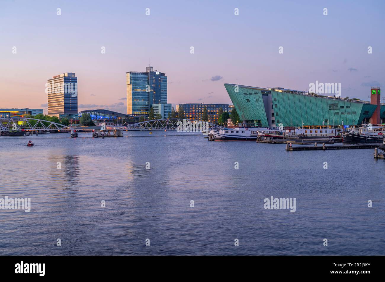 NEMO Science Center al crepuscolo, Amsterdam, Benelux, Benelux, Olanda del Nord, Noord-Holland, Paesi Bassi Foto Stock