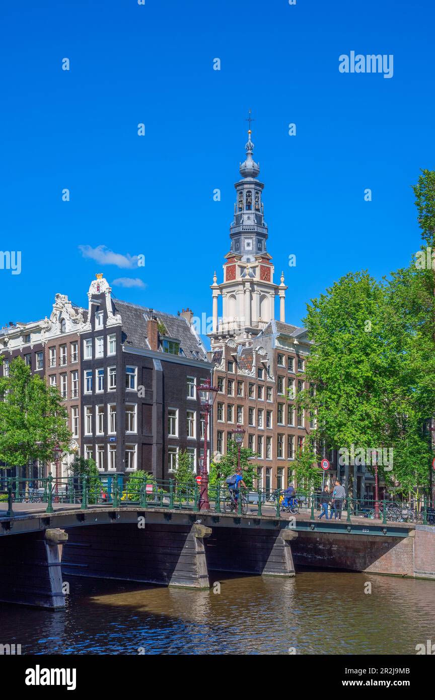Ponte sul Kloveniersburgwal con la torre dei paesi di Zuiderkerk, Amsterdam, Benelux, Benelux, Olanda settentrionale, Noord-Holland, Paesi Bassi Foto Stock