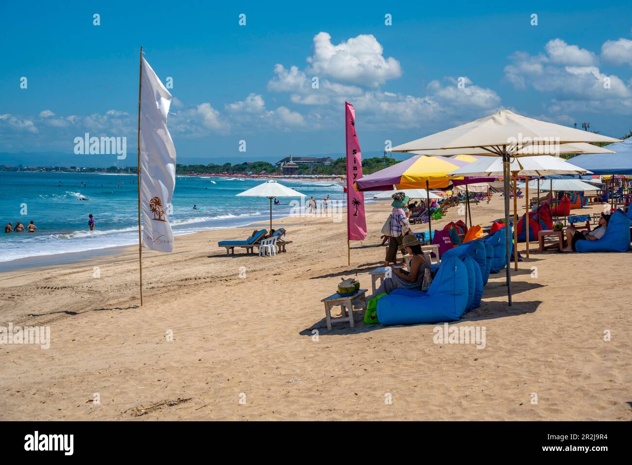 Vista dei parasole la mattina di sole sulla spiaggia di Kuta, Kuta, Bali, Indonesia, Asia sudorientale, Asia Foto Stock