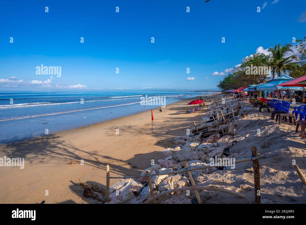 Vista della mattina di sole sulla spiaggia di Kuta, Kuta, Bali, Indonesia, Asia sudorientale, Asia Foto Stock