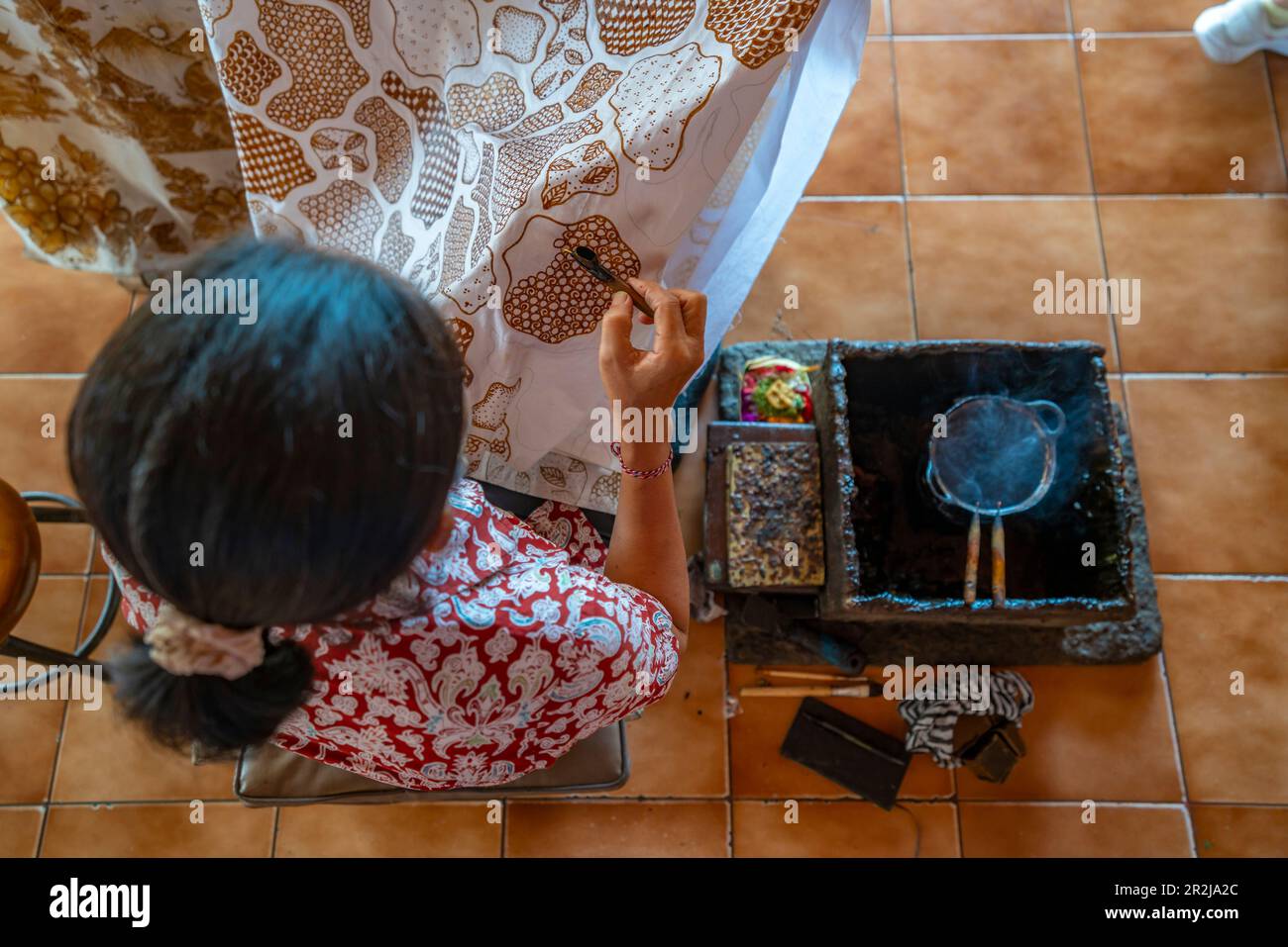 Arte batik di pittura dell'indumento della signora, Kesiman Kertalangu, Denpasar orientale, Denpasar città, Bali, Indonesia, Asia sudorientale, Asia Foto Stock