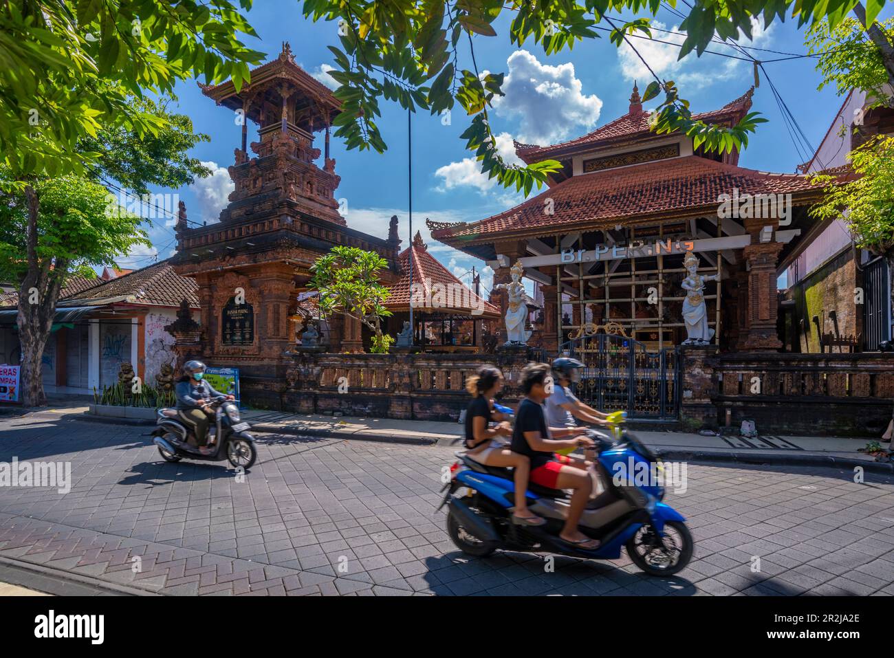 Vista del tempio sulla strada a Kuta, Kuta, Bali, Indonesia, Asia sudorientale, Asia Foto Stock