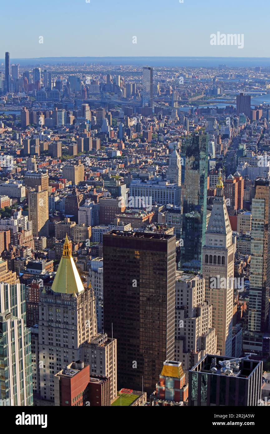 Vista dall'Empire state Building alla NY Life Building Tower (a sinistra) e alla Met Life Tower a destra, Manhattan, New York, New York, USA Foto Stock