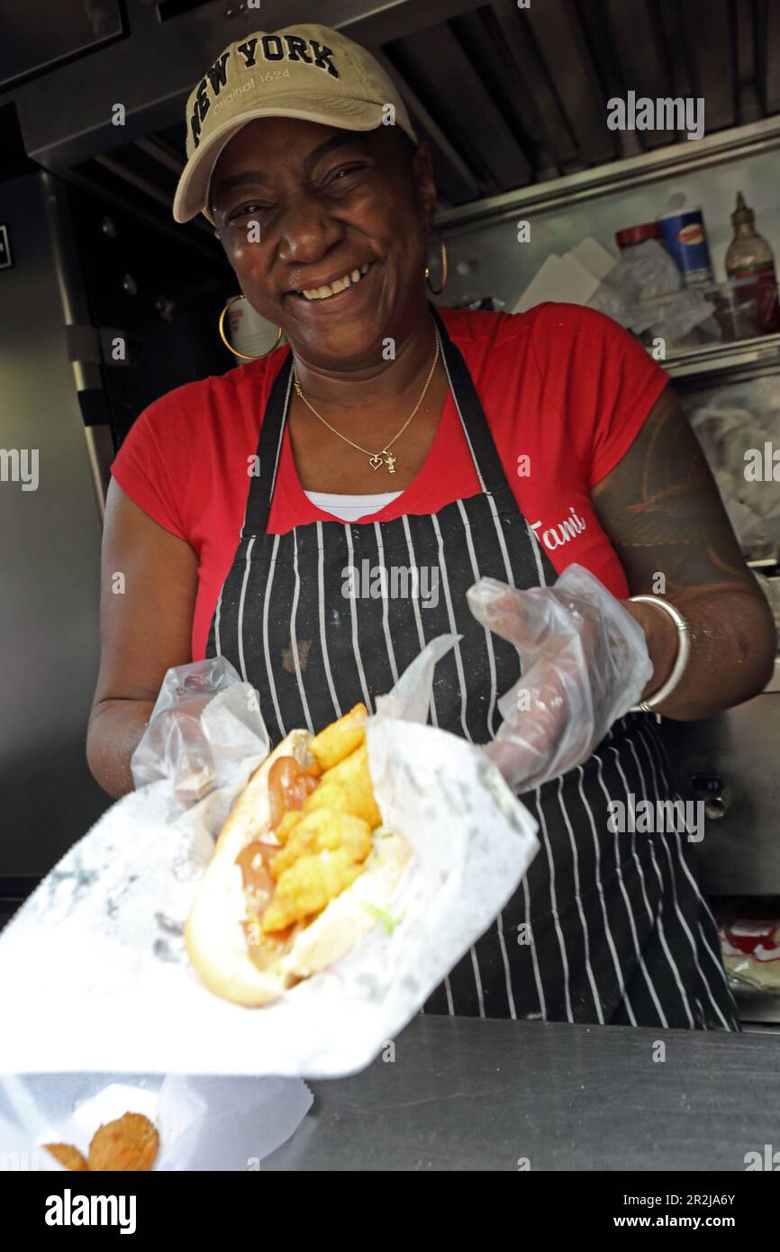 Tami nel suo camion di Street food Harlem Seafood Soul, Manhattan, New York, New York, USA Foto Stock