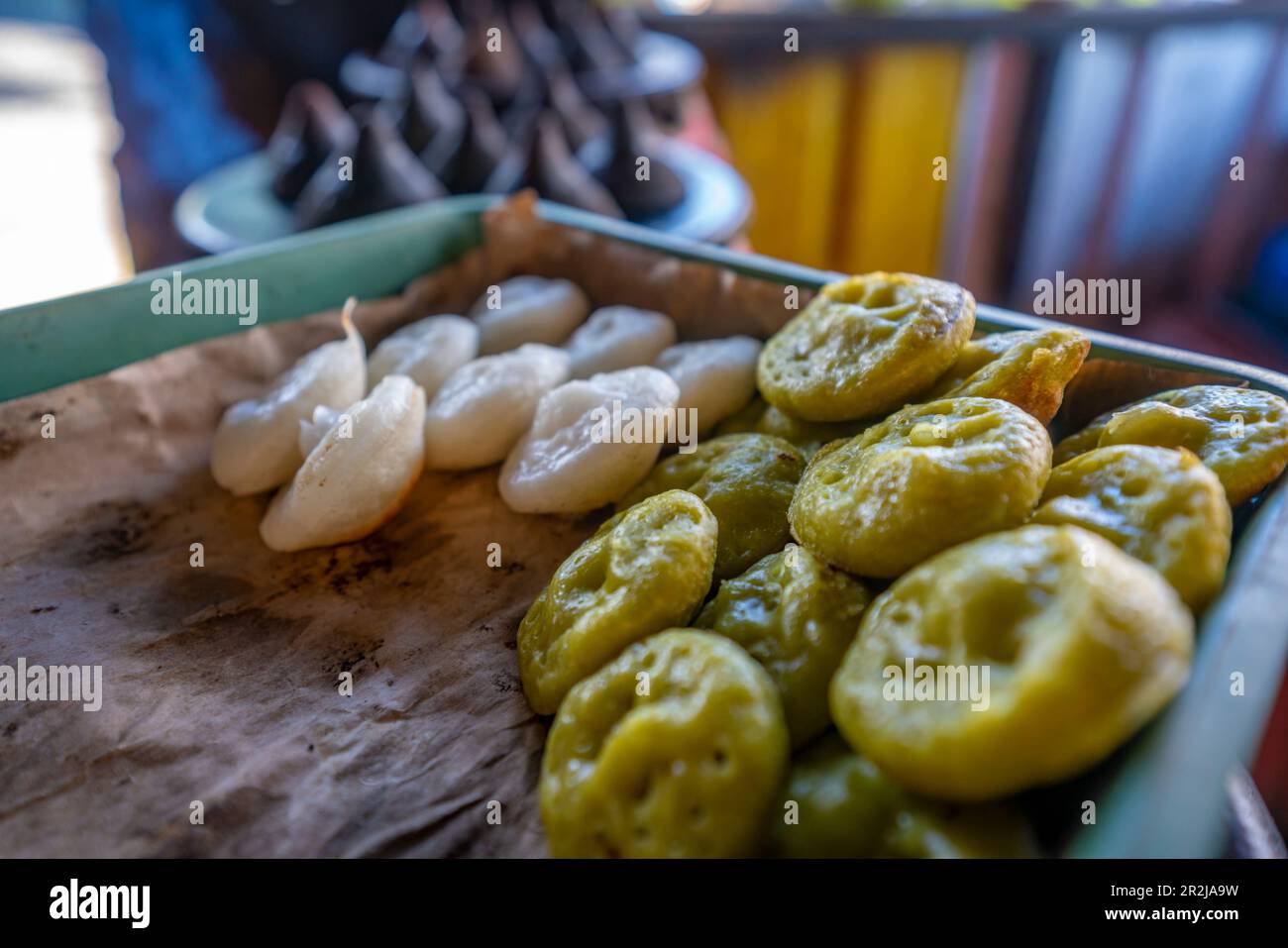 Klepon, tradizionali torte di riso balinesi, Bali, Indonesia, Asia sudorientale, Asia Foto Stock