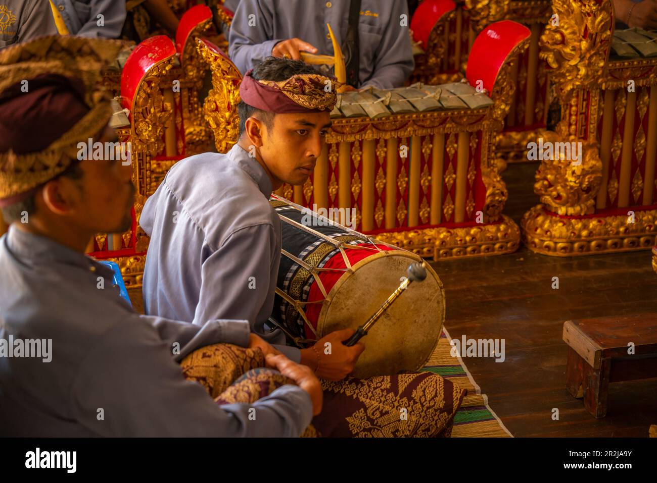 Gli abitanti del luogo che giocano a Gamelan Saron Gangsa, strumenti musicali tradizionali, tempio Ulun Danu Beratan sul lago Bratan, Bali, Indonesia, Asia sudorientale, Asia Foto Stock