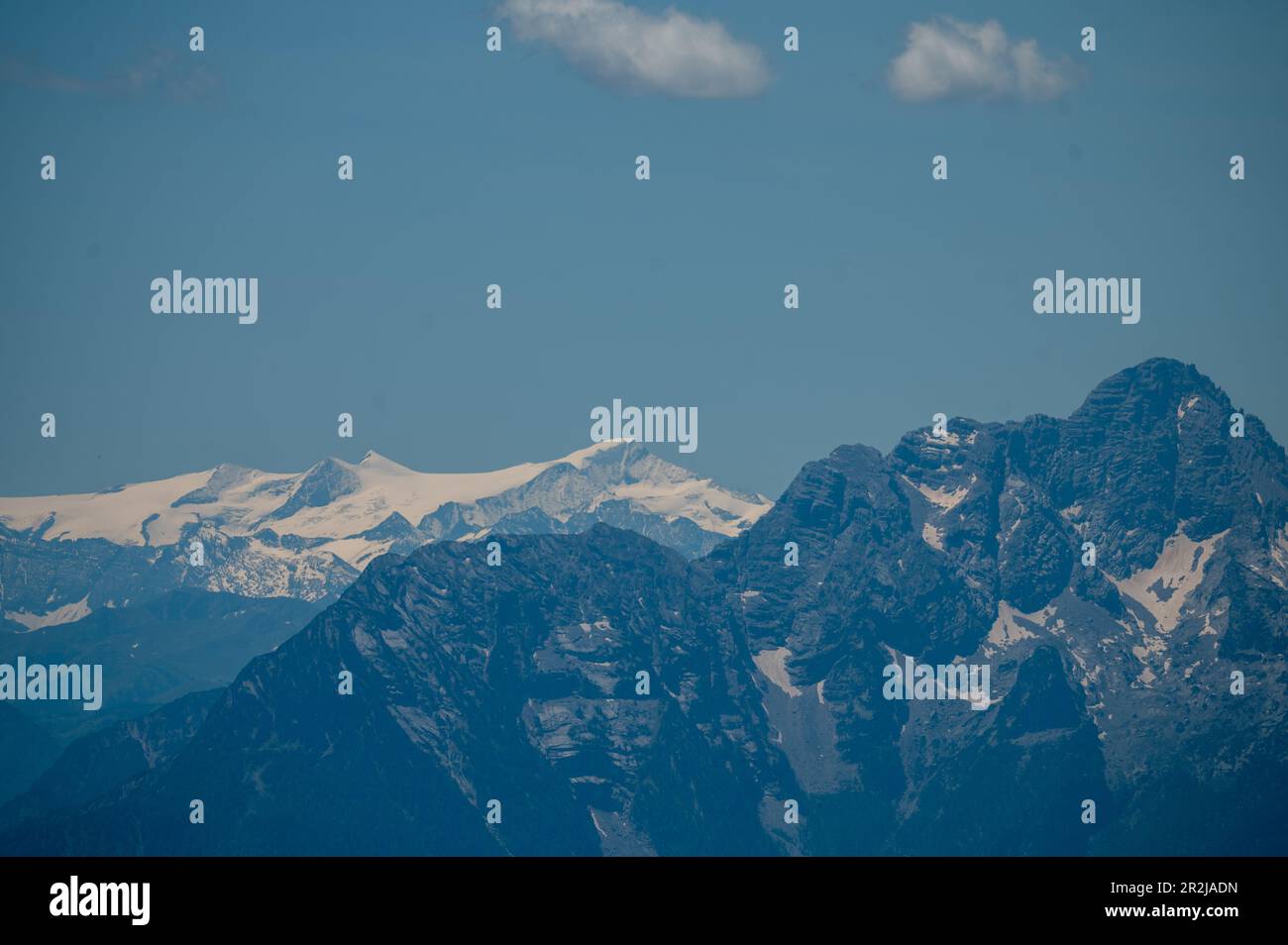 Panorama montano a sinistra dietro Uebergossene Alm (ghiacciaio) Hochkoenig, Salisburgo, Austria, di fronte Watchmann, Baviera, Germania Foto Stock