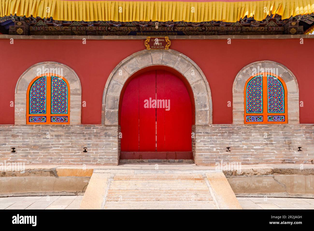 Edificio simmetrico della residenza dei sommi sacerdoti nel Monastero di Kumbum Champa Ling vicino a Xining, Cina Foto Stock