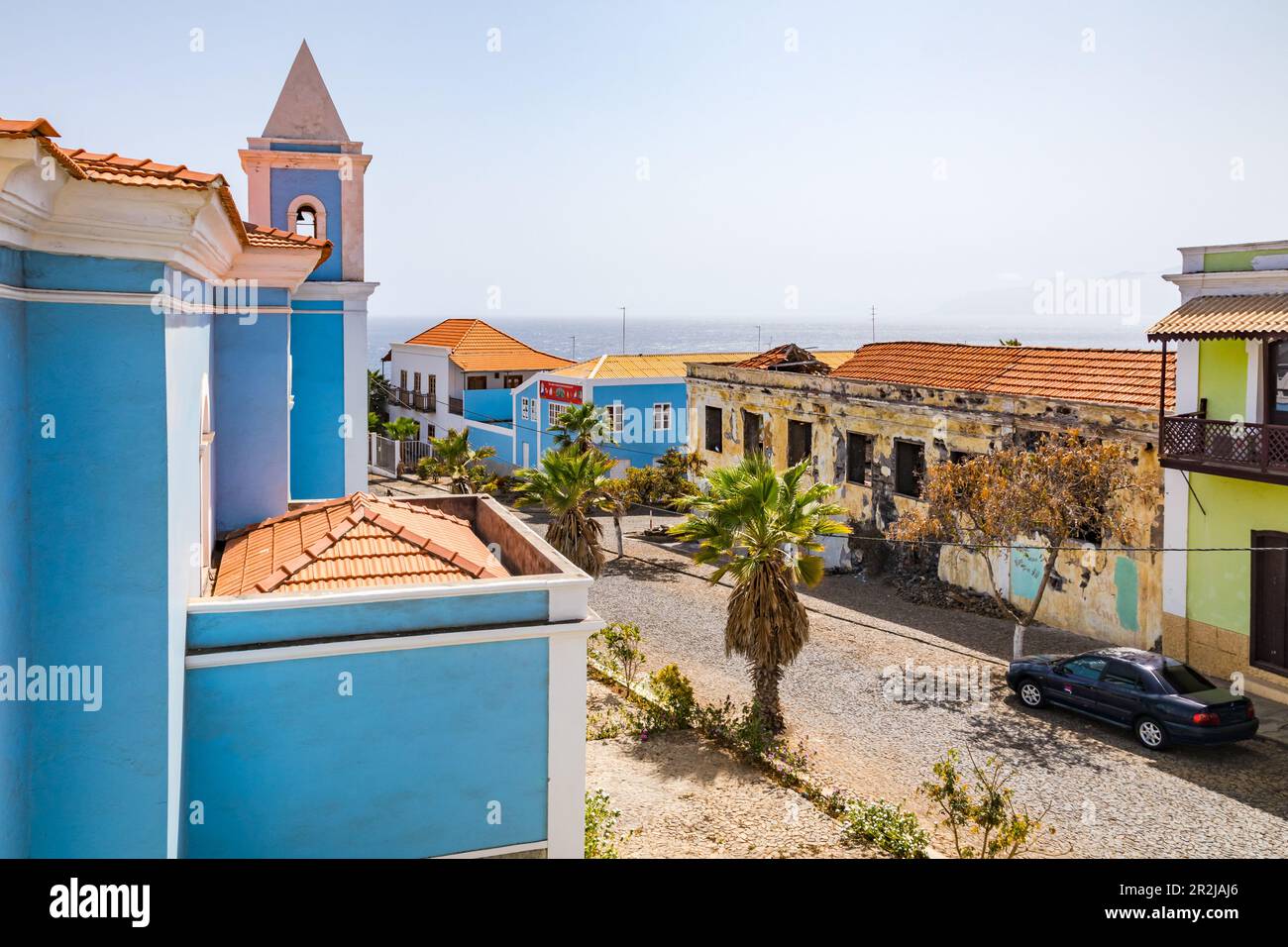 Vista della chiesa blu e di una strada panoramica a São Filipe sull'isola di Fogo, Capo Verde Foto Stock