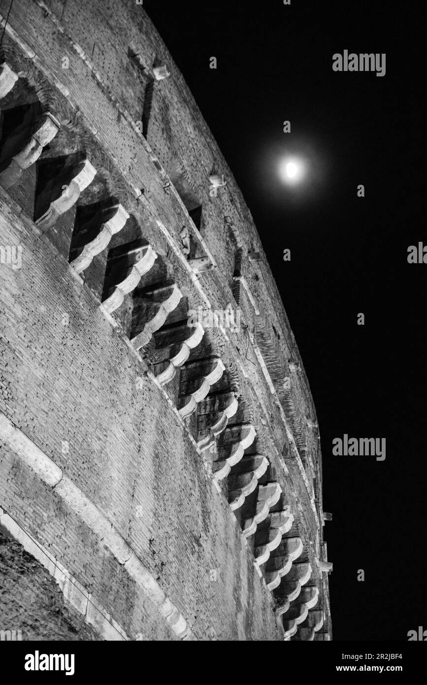 Luna che sorge sopra il Castel Sant'Angelo a Roma Foto Stock