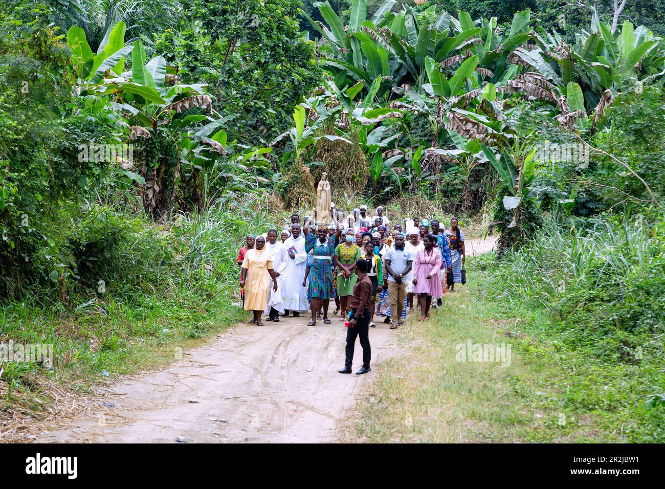 Processione mariana nel giorno dell'Assunzione al lago di Bosumtwl, vicino Abono, nella regione Ashanti del Ghana centrale, nell'Africa occidentale Foto Stock